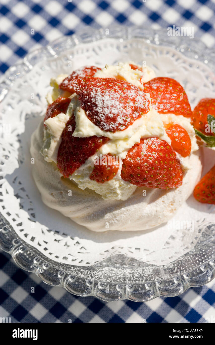 De délicieuses fraises et crème sur une plaque de verre décoratif Banque D'Images