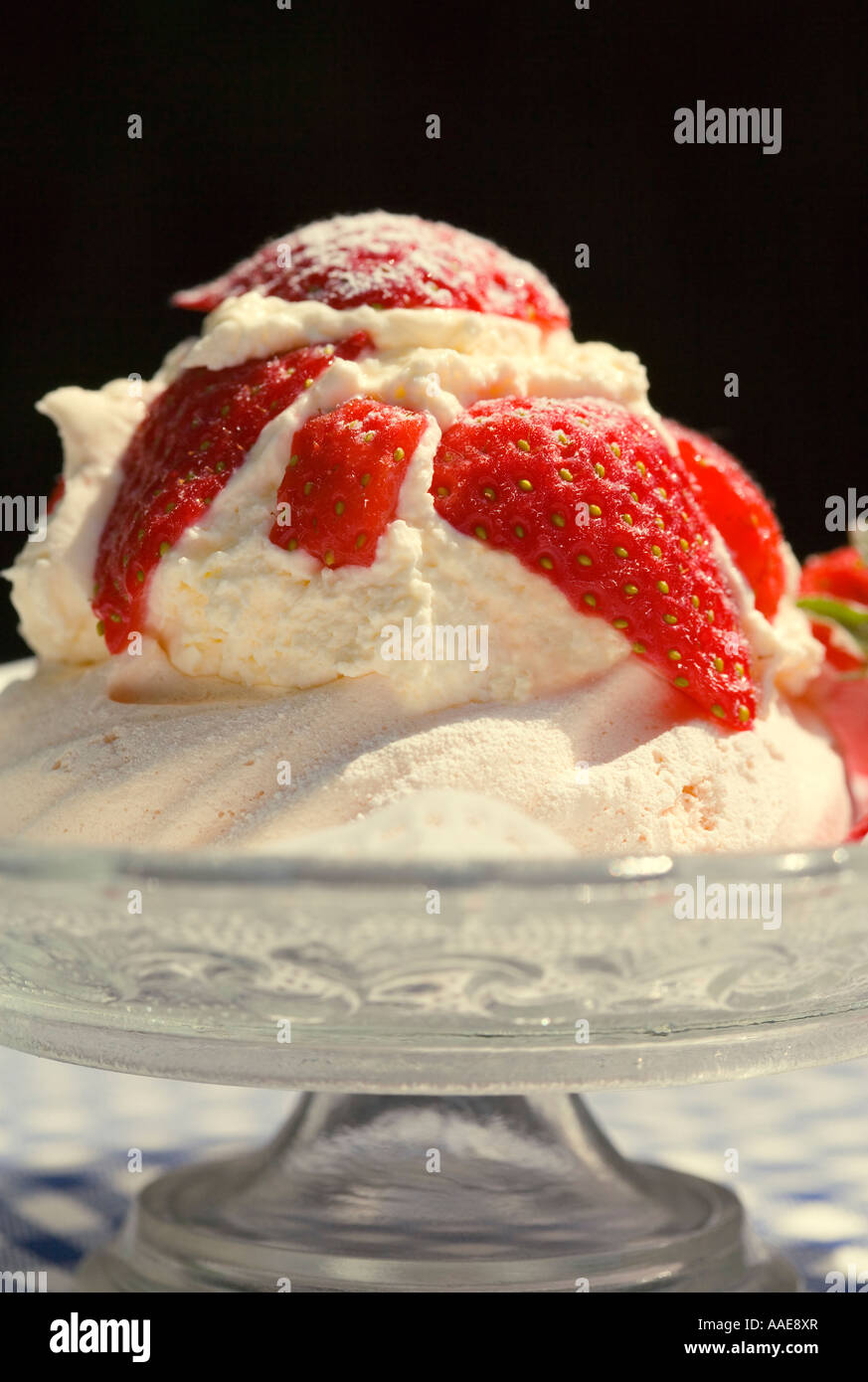 De délicieuses fraises et crème sur une plaque de verre décoratif Banque D'Images