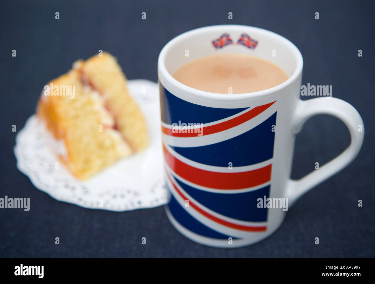 Union Jack britannique une tasse de thé et une plaque de la Chine avec une tranche de gâteau mousseline Banque D'Images