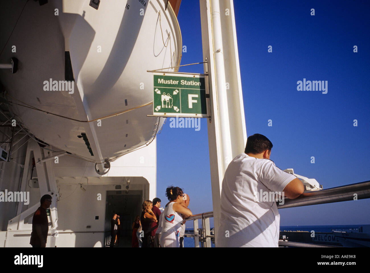Les passagers sur le pont extérieur du bateau de croisière Costa Victoria dans le port de Palerme Sicile Italie Banque D'Images
