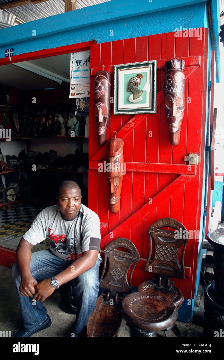 Le village des artisans à Libreville au Gabon, où Fang et autres masques tribaux, de sculptures et d'artisanat peuvent être achetés Banque D'Images