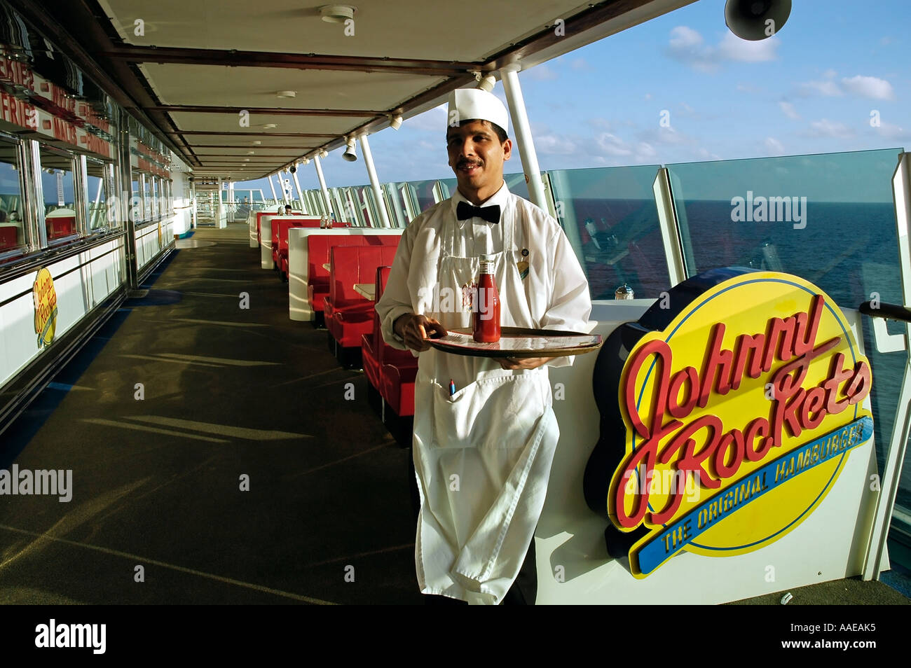 Serveur à bord bateau de croisière Explorer of the Seas, Caraïbes Photo  Stock - Alamy