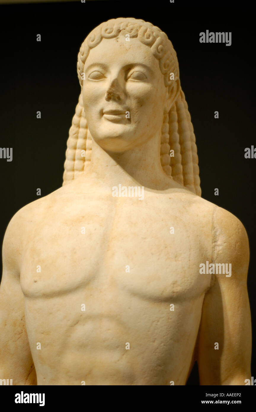 Statue d'un Kouros grec, environ 530 B.C., ou des faux modernes en plus