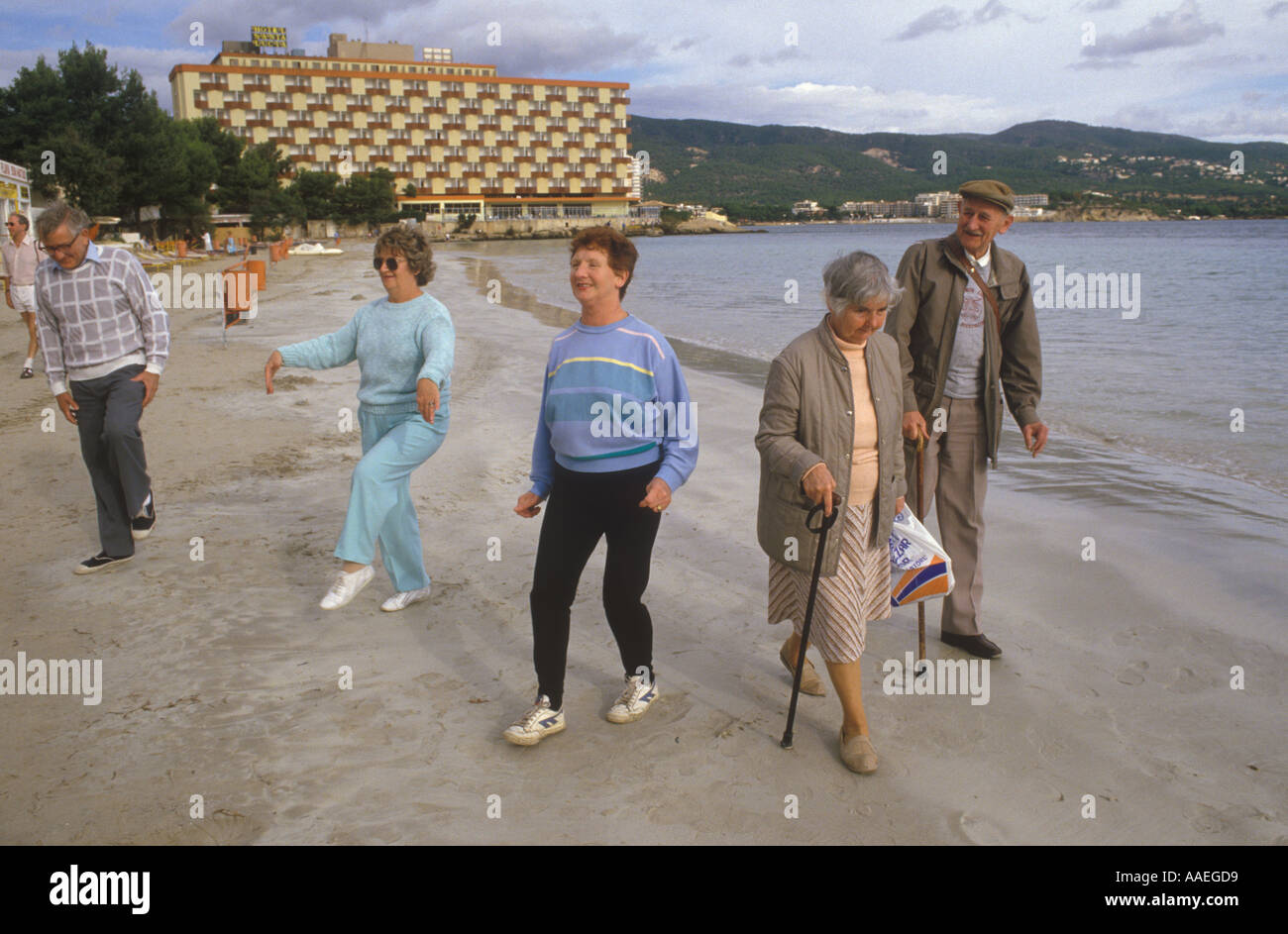 Les retraités anglais en vacances îles Baléares Palma Nova Majorque Espagne Jeune de Cœur vacances d'hiver dans le soleil espagnol HOMER SYKES Banque D'Images