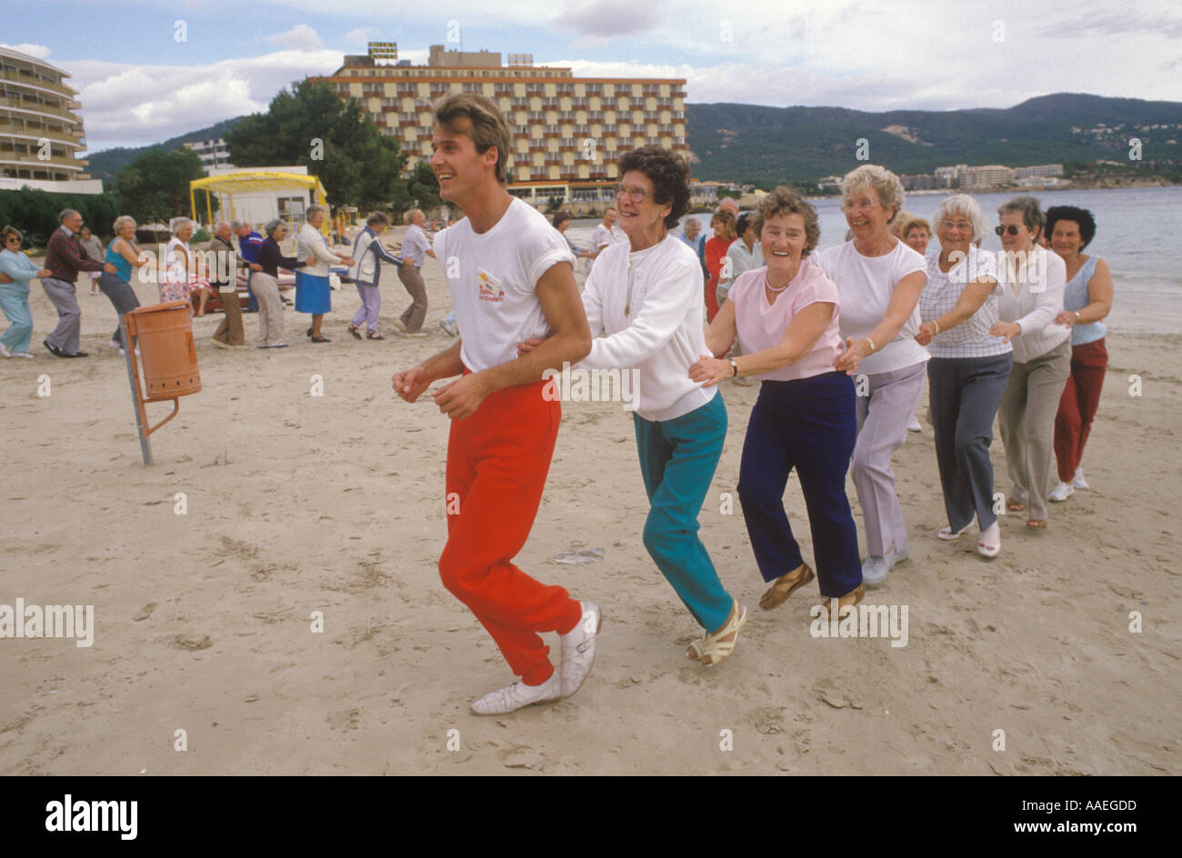 Holiday Rep groupe de personnes âgées maintien en forme jeunes à coeur seniors britanniques en vacances d'hiver à Palma Nova, Majorque Espagne années 1980 HOMER SYKES Banque D'Images