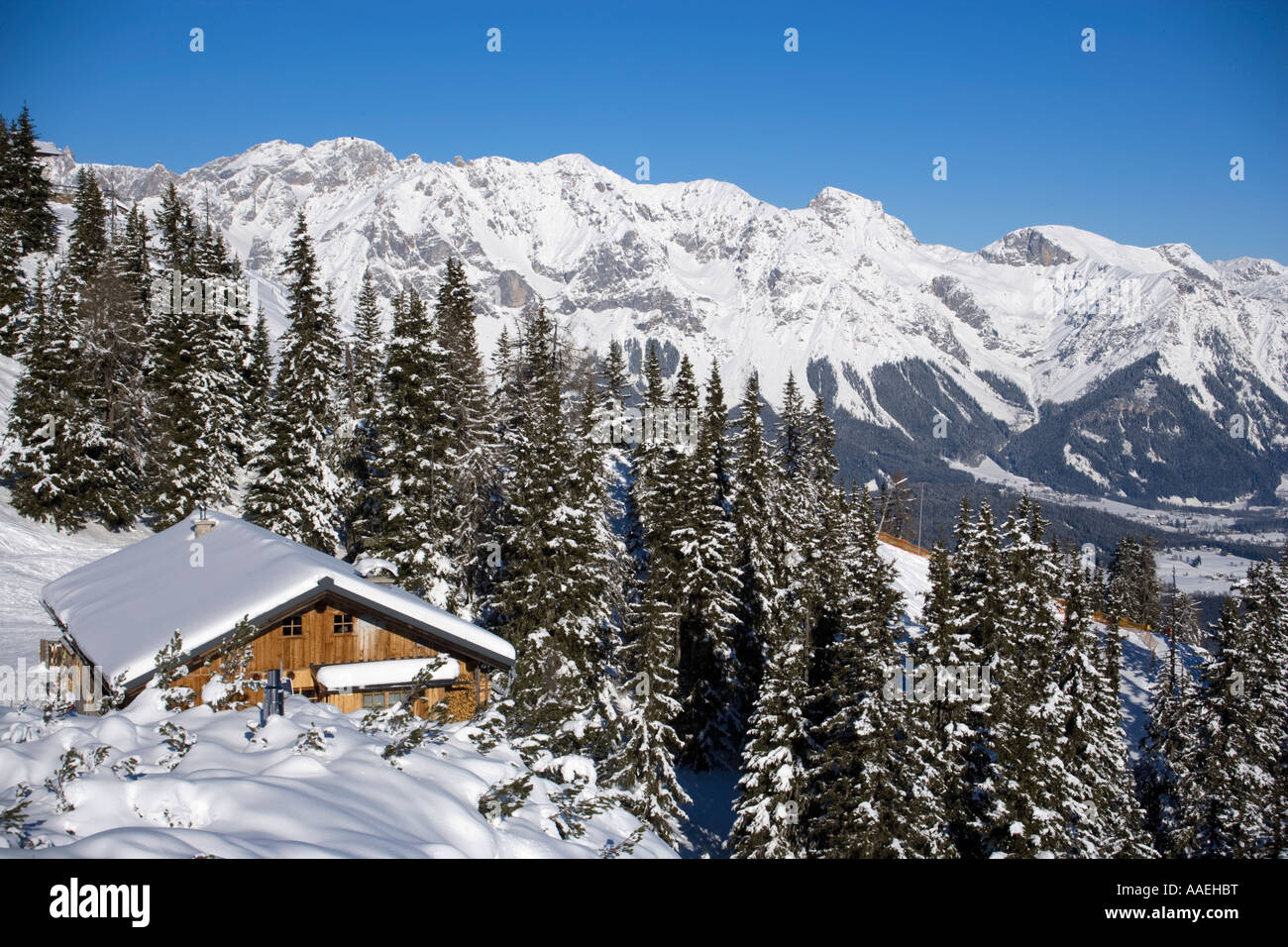 Vue sur un Hochwurzenalm Dachsteinregion snowy hill avec Ski Amade Sommets Hochwurzen Schladming Styrie Autriche Banque D'Images