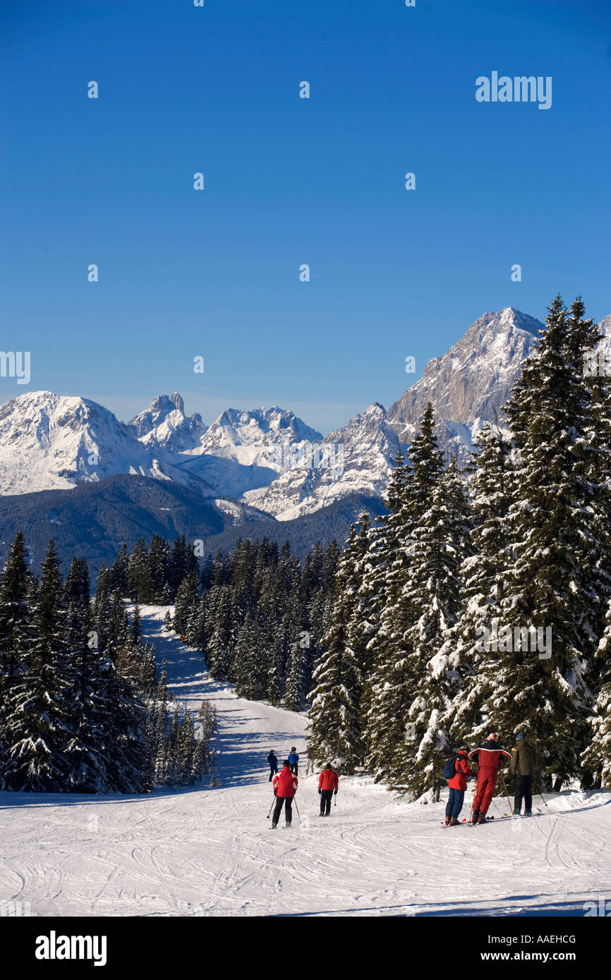 Skieurs sur le sommet de la pente d'Dachsteinregion au horizon Schladming Styrie Autriche Ski Amade Banque D'Images