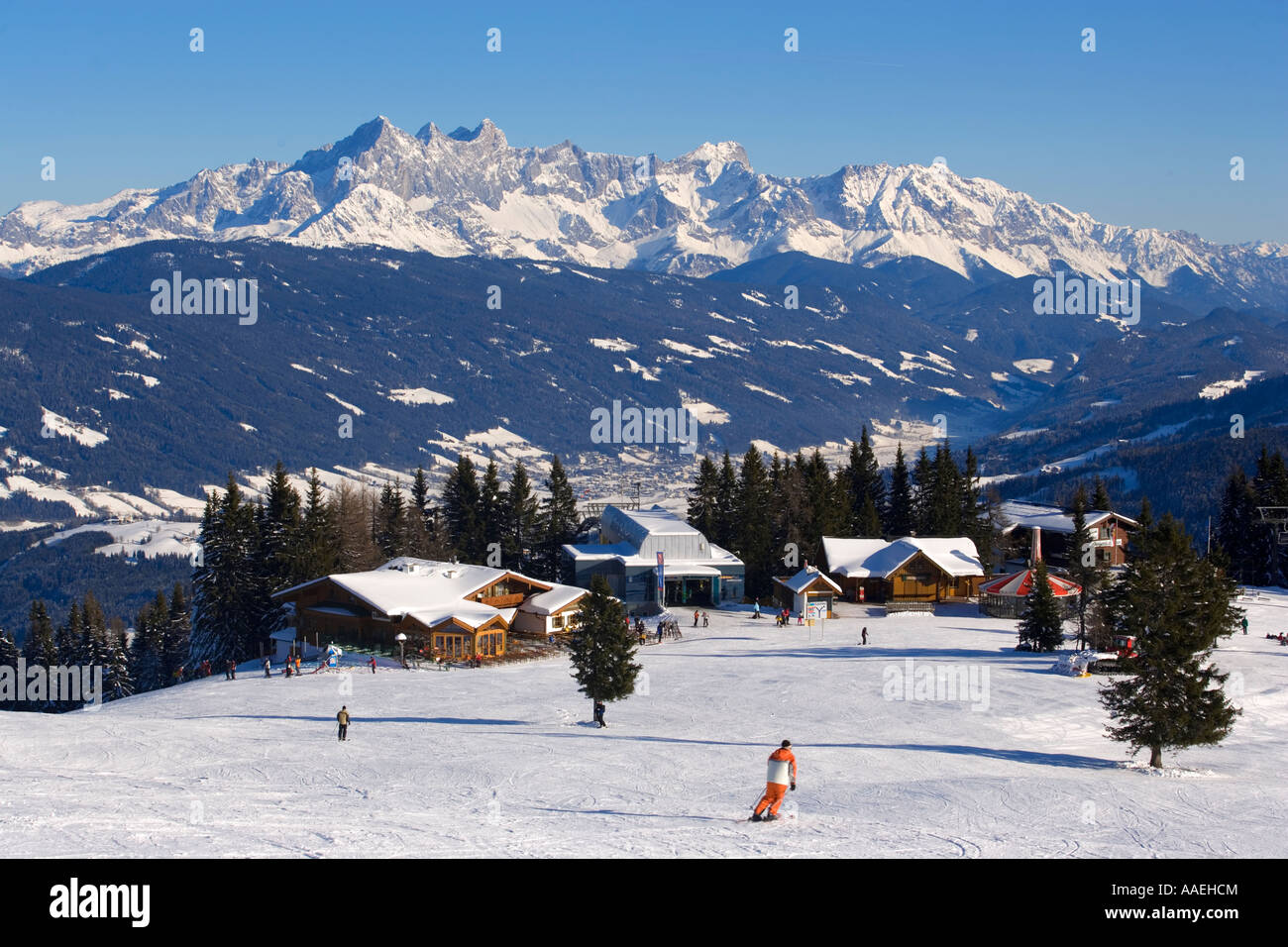 Vue sur Birkhahnalm et Griessenkarhaus au sommet de l'Dachsteinregion au horizon Flachau Autriche Salzburger Land Banque D'Images