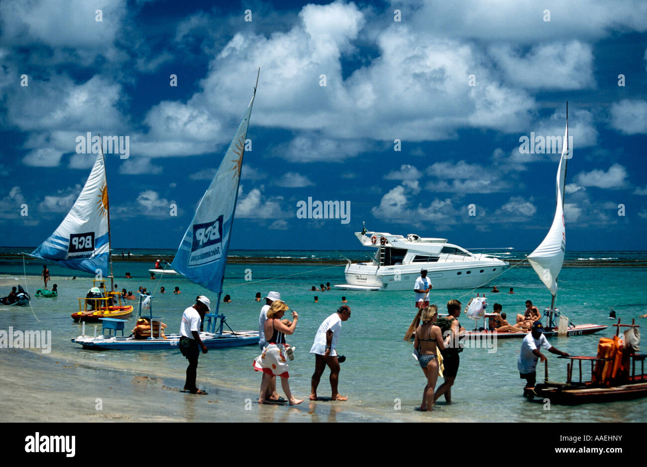 Les gens et à Jangadas la plage de Porto de Galinhas Brésil côte de Pernambuco Banque D'Images