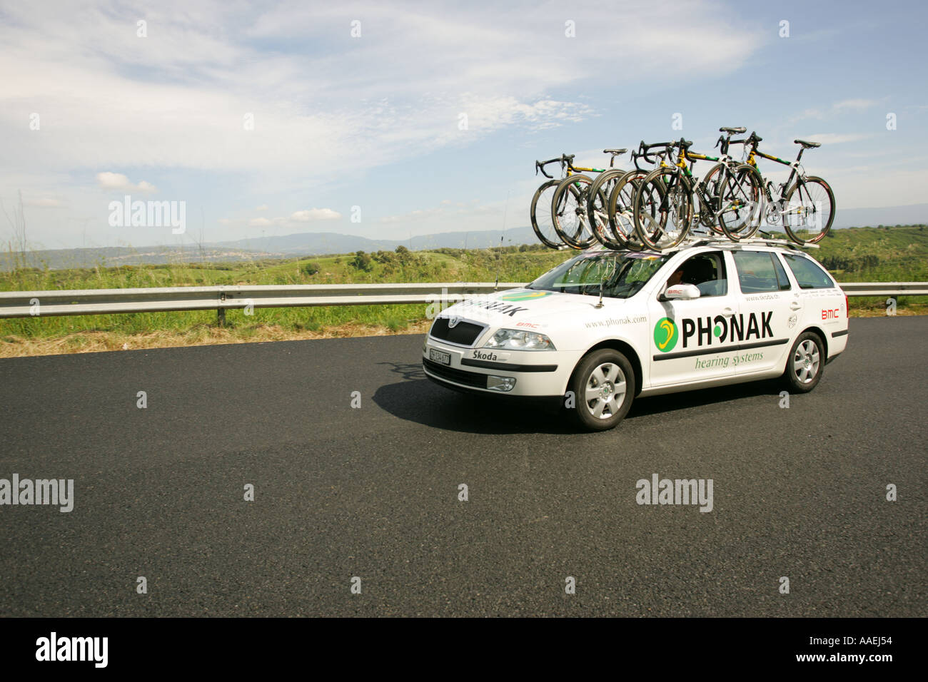 Les voitures de l'équipe cycliste du Tour d'italic 2005 Banque D'Images