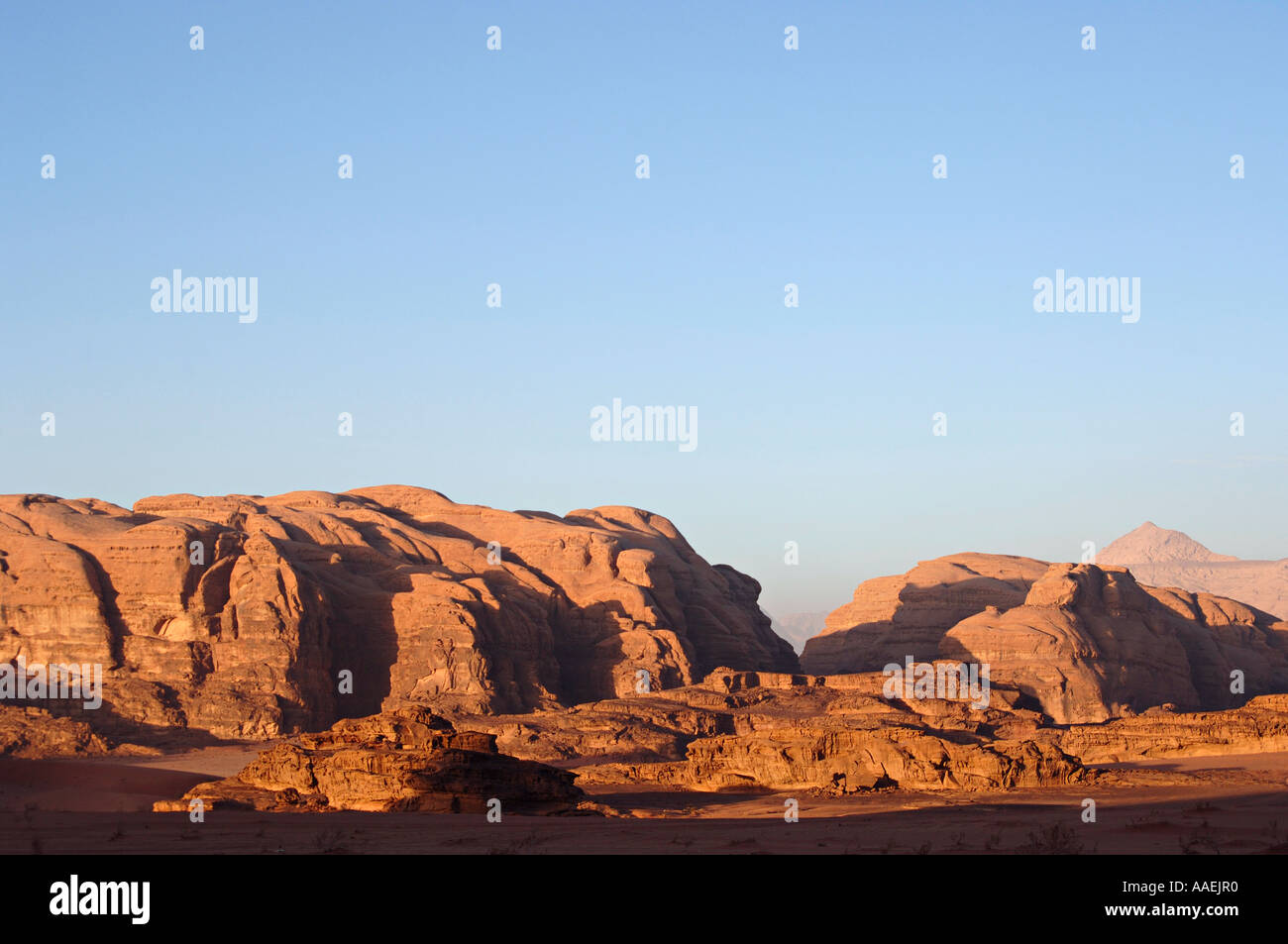 Début de la lumière du matin sur les crêtes du désert zone protégée de Wadi Rum Jordanie Banque D'Images