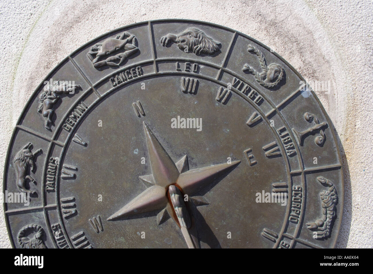 Un cadran solaire montre des signes du zodiaque BAPD1837 Banque D'Images
