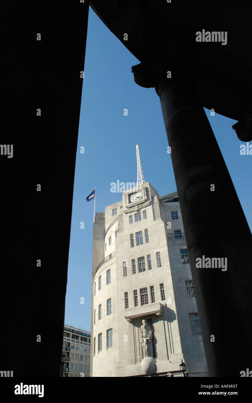 BBC Broadcasting House vue entre les piliers de l'Église toutes les âmes à proximité, London, England, UK Banque D'Images
