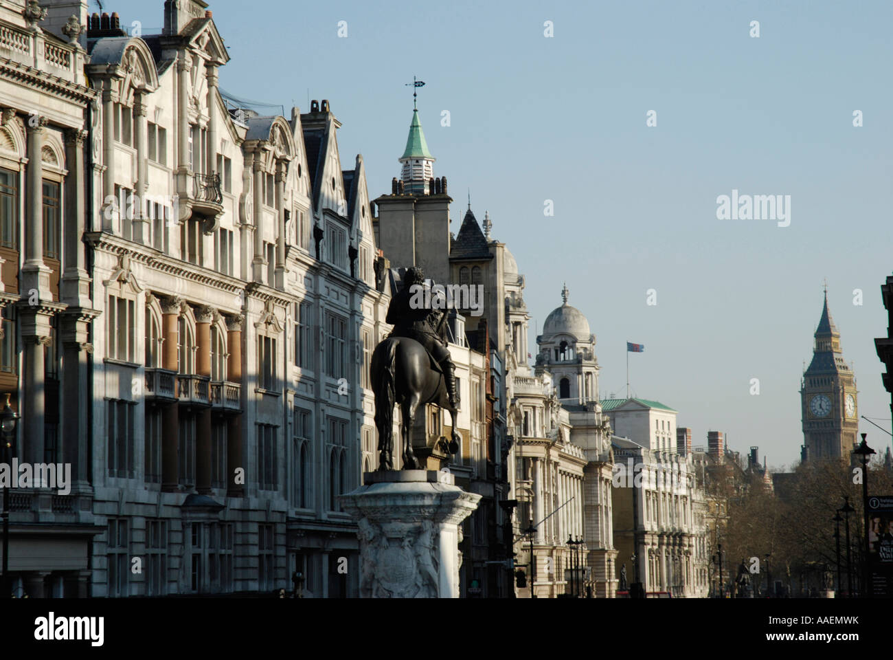 Afficher le long de Whitehall montrant les bâtiments historiques et statue du roi Charles I Le Centre, Londres, Angleterre Banque D'Images Afficher le long de Whitehall montrant les bâtiments historiques et statue du roi Charles I Le Centre, Londres, Angleterre Banque D'Images