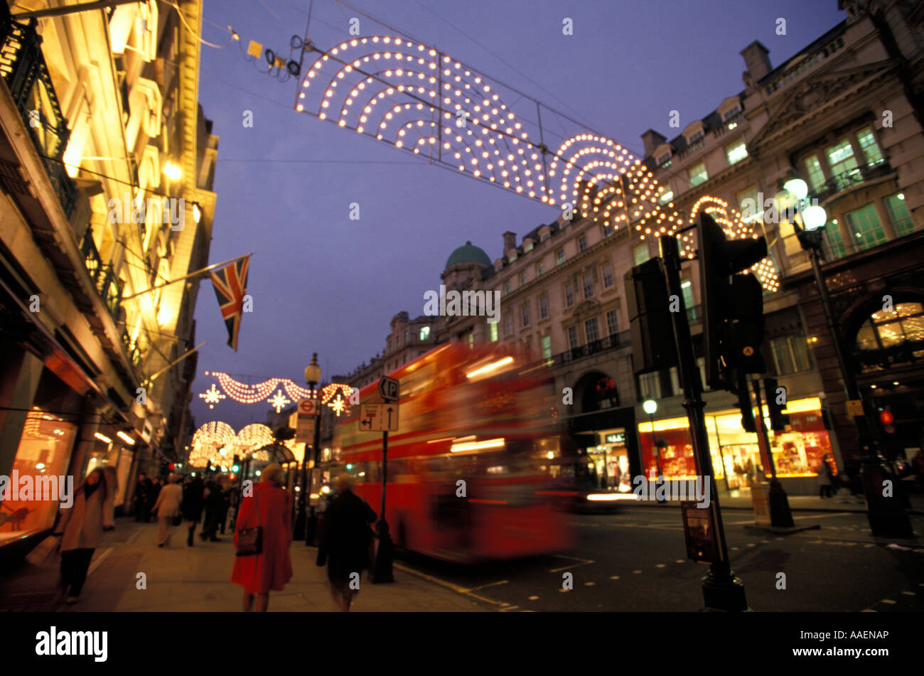 Les bus de nuit dans StreetIlluminated Oxford Regent Street à l'époque de Noël Londres Angleterre Banque D'Images