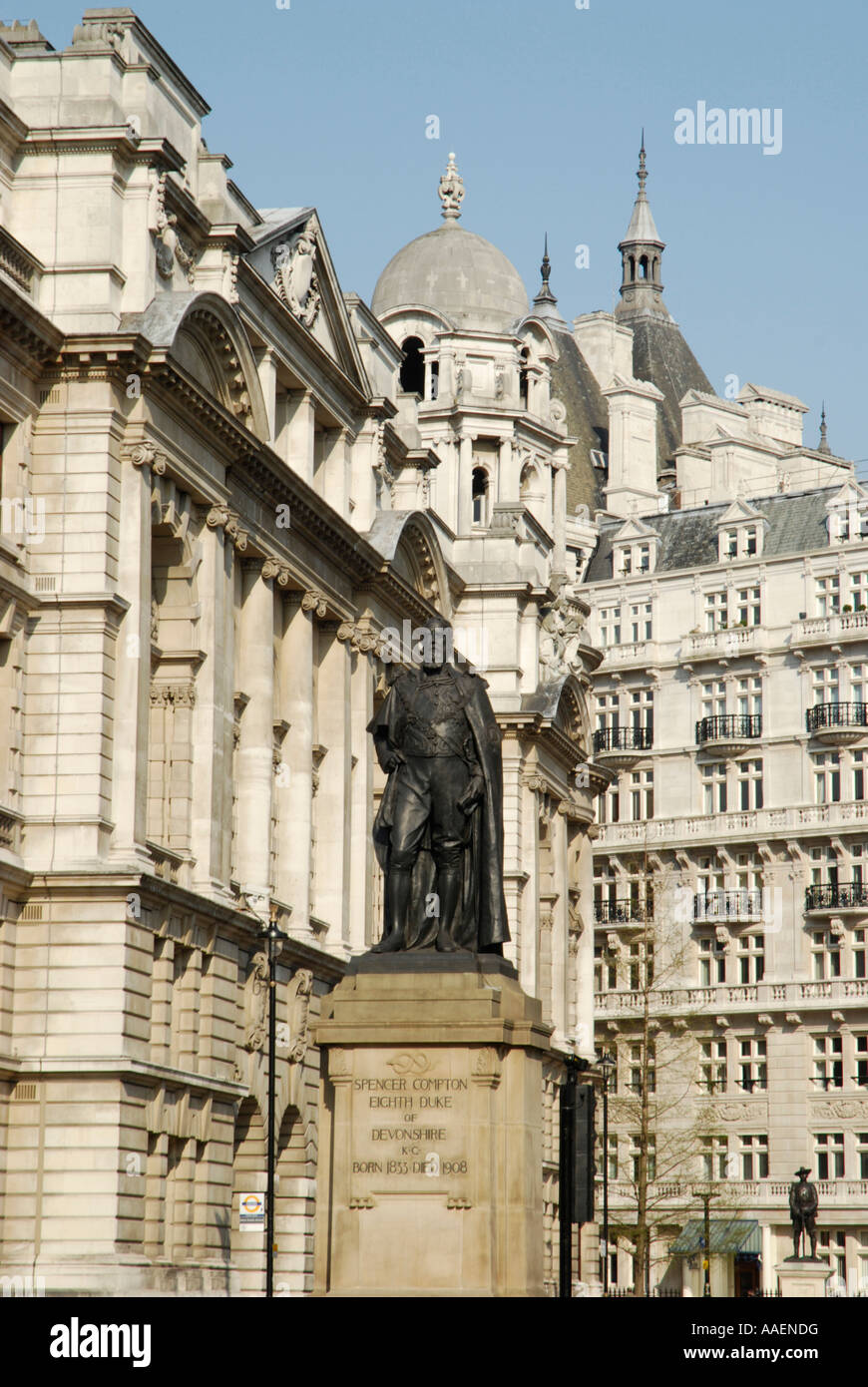 Statue de Spencer Compton contre l'imposante architecture de Horse Guards Avenue Londres Angleterre Banque D'Images