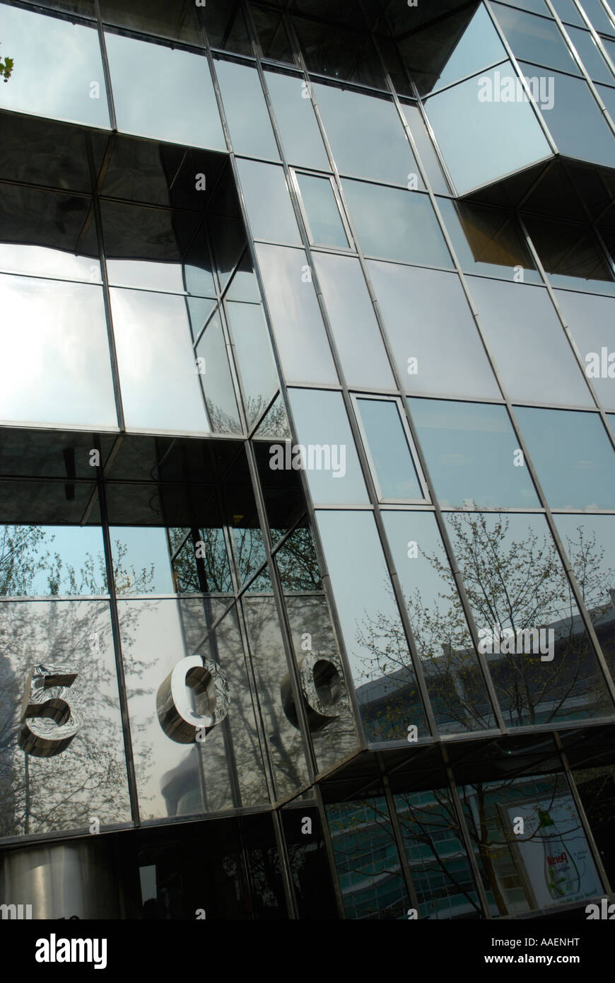 Sa façade de verre moderne immeuble de bureaux au 50 Euston Road London England Banque D'Images