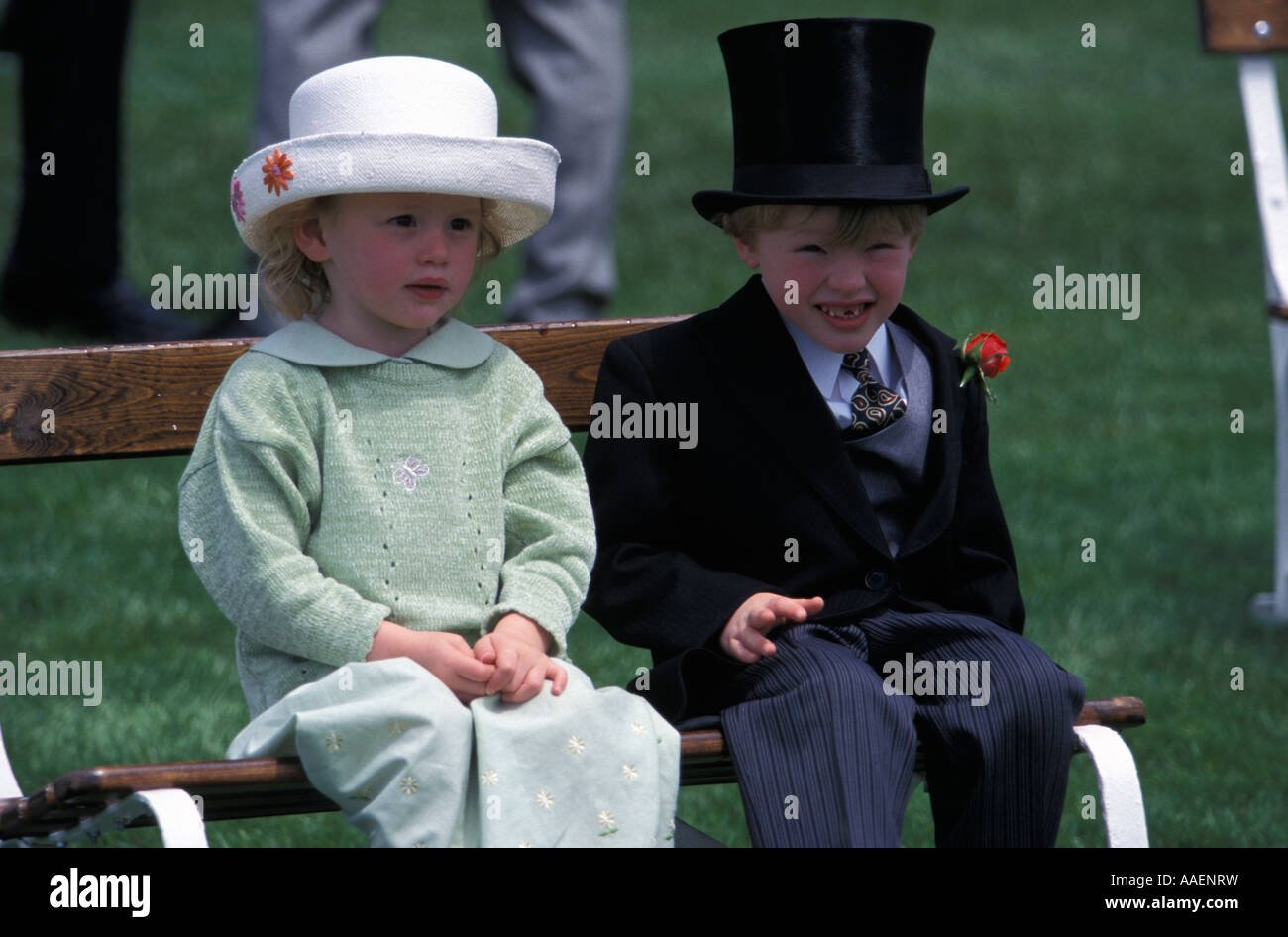 Une fille et un garçon en robe de la classe supérieure sur les courses de chevaux d'Epsom Derby Day Epsom Epsom Downs Surrey Royaume Uni Banque D'Images