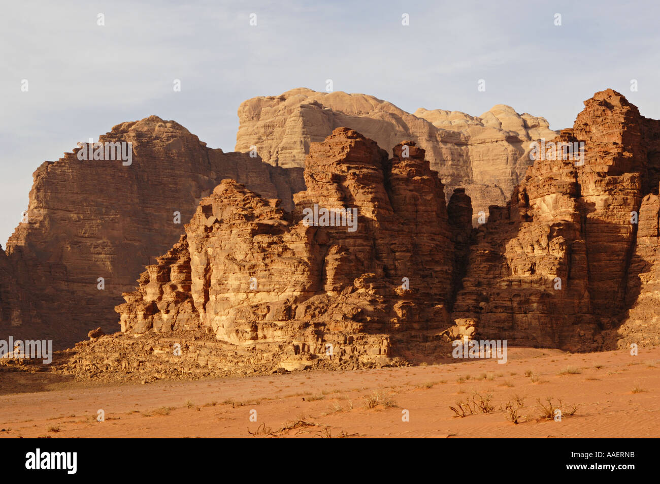 Les pics dans le Wadi Rum Jordanie avec l'aire protégée à Jebel Rum retour Banque D'Images