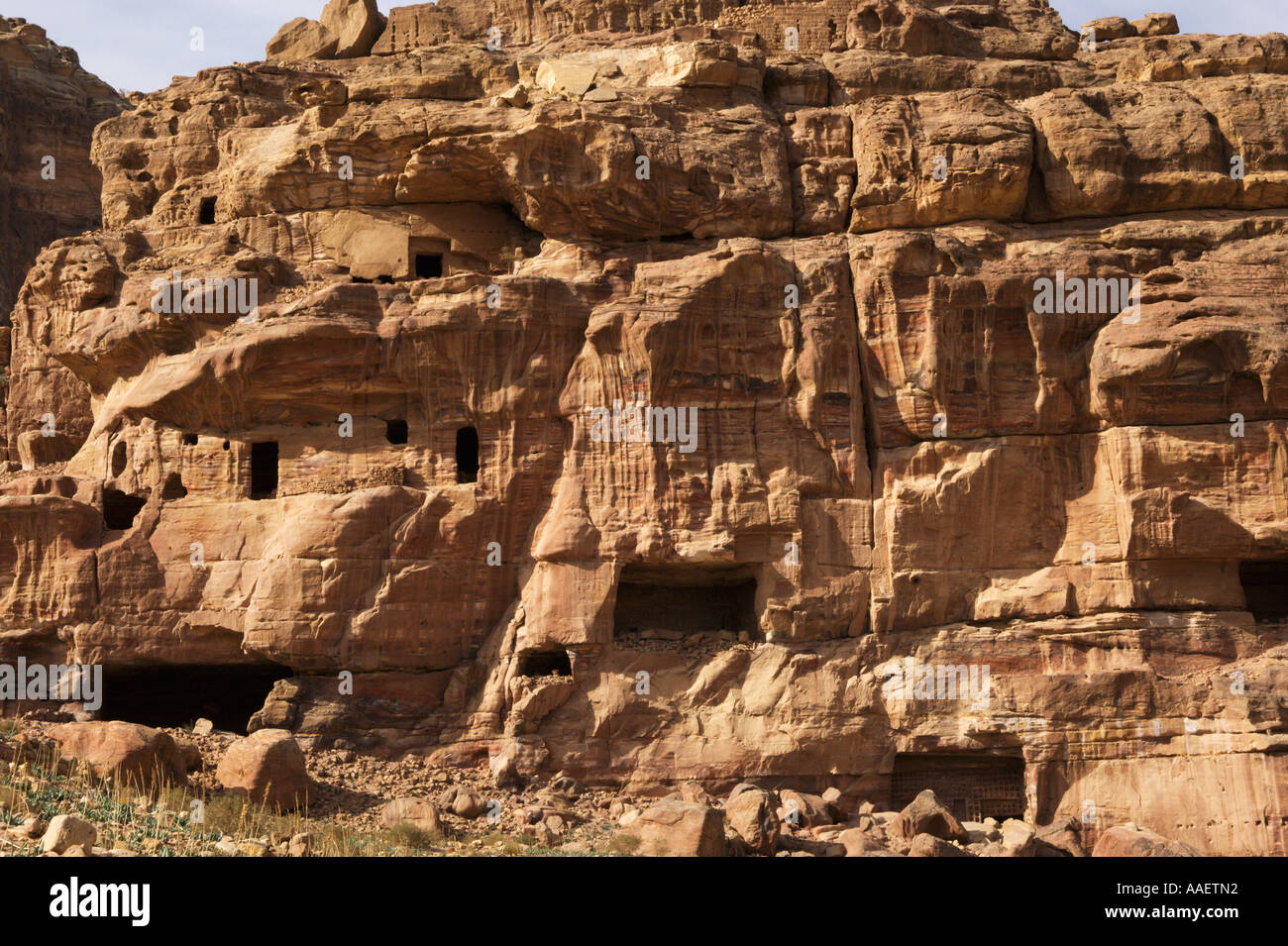 Logements et tombes taillées dans la roche solide Petra Jordanie Banque D'Images