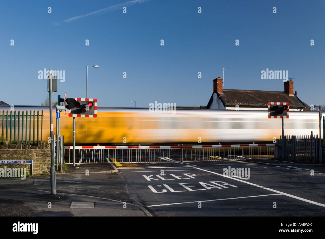 Croisement des trains aux passages à niveau Merseyrail sans pilote Ville Southport, Merseyside, Royaume-Uni Banque D'Images