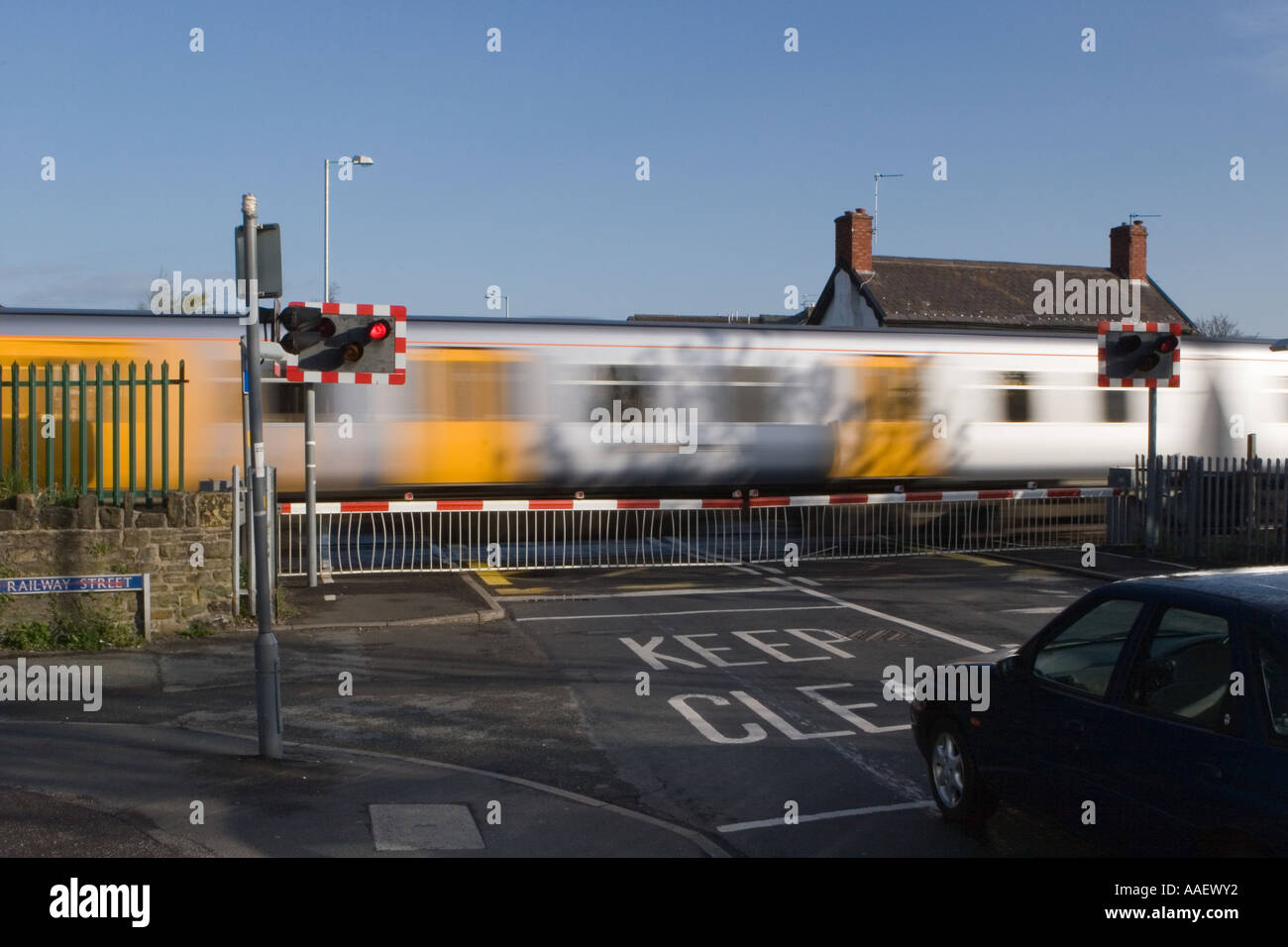Croisement des trains aux passages à niveau Merseyrail sans pilote Ville Southport, Merseyside, Royaume-Uni Banque D'Images