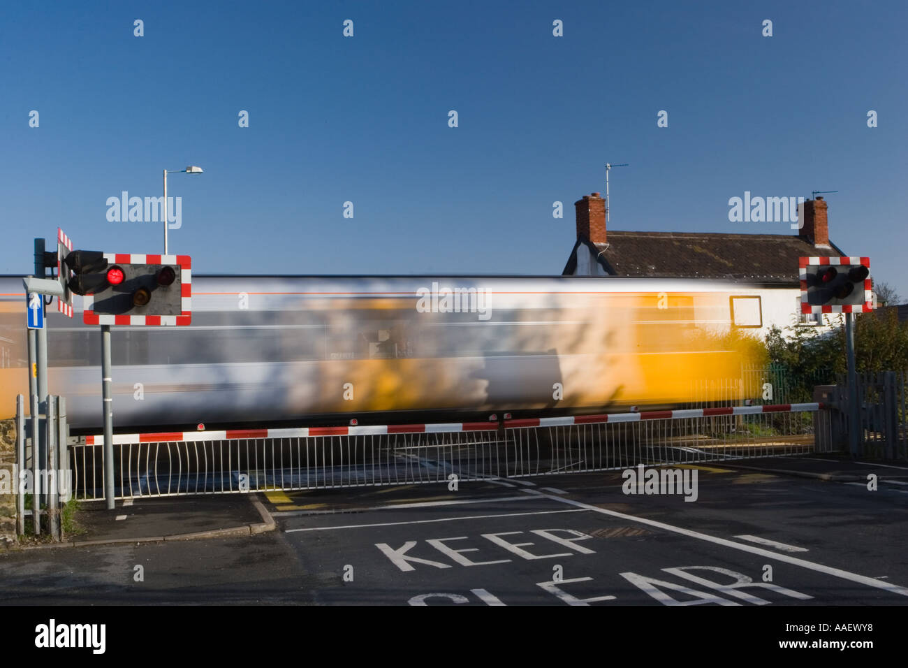 Croisement des trains aux passages à niveau Merseyrail sans pilote Ville Southport, Merseyside, Royaume-Uni Banque D'Images