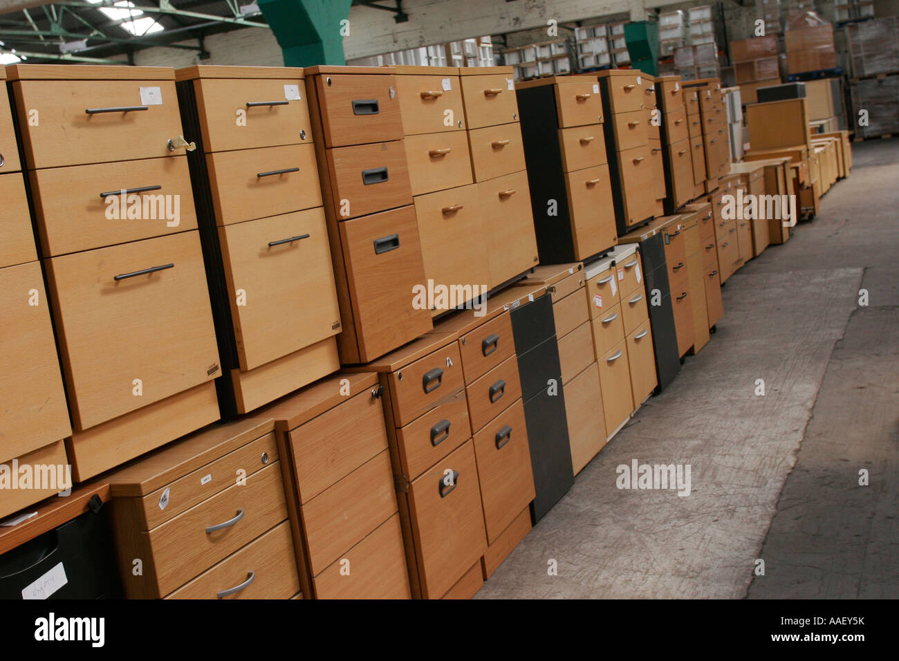 Mobilier de bureau usagé en entrepôt pour le recyclage Photo Stock - Alamy