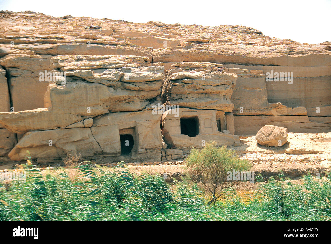 Anciennes tombes des nobles taillées dans la roche solide sur la rive ouest du Nil datant de 2 300 AV Assouan Egypte Banque D'Images