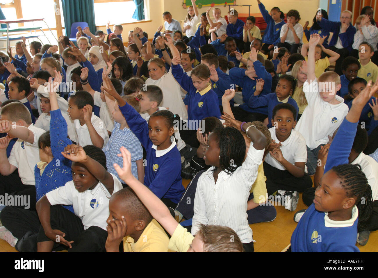 Les enfants de l'école primaire en matin assemblée générale Banque D'Images