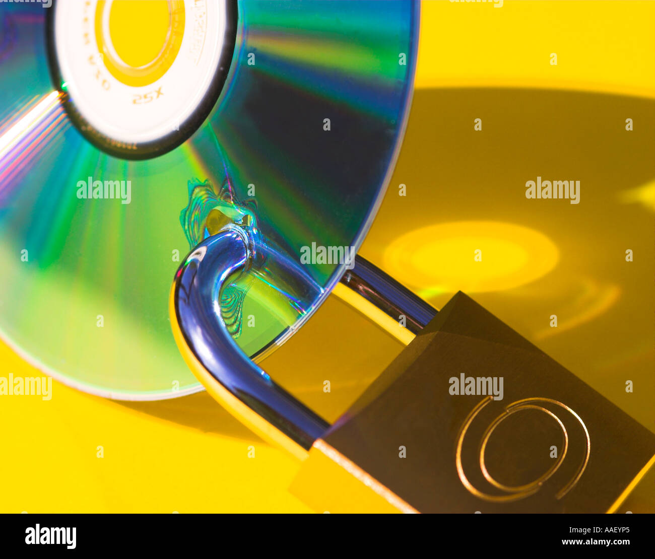 CD cadenassé pour empêcher le vol de données confidentielles. Banque D'Images