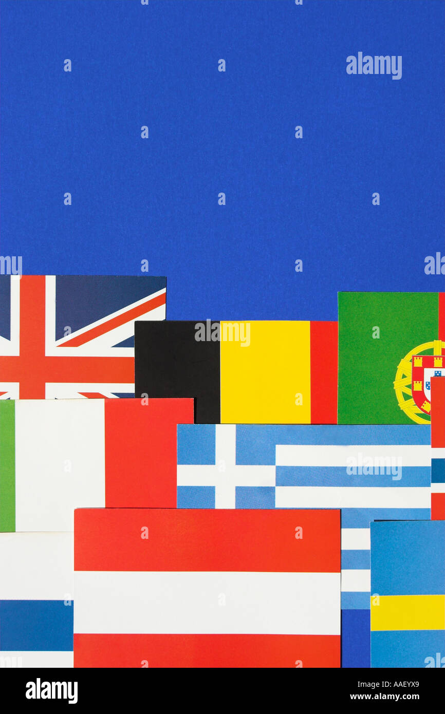 Drapeaux Européens contre une bachground bleu. Banque D'Images