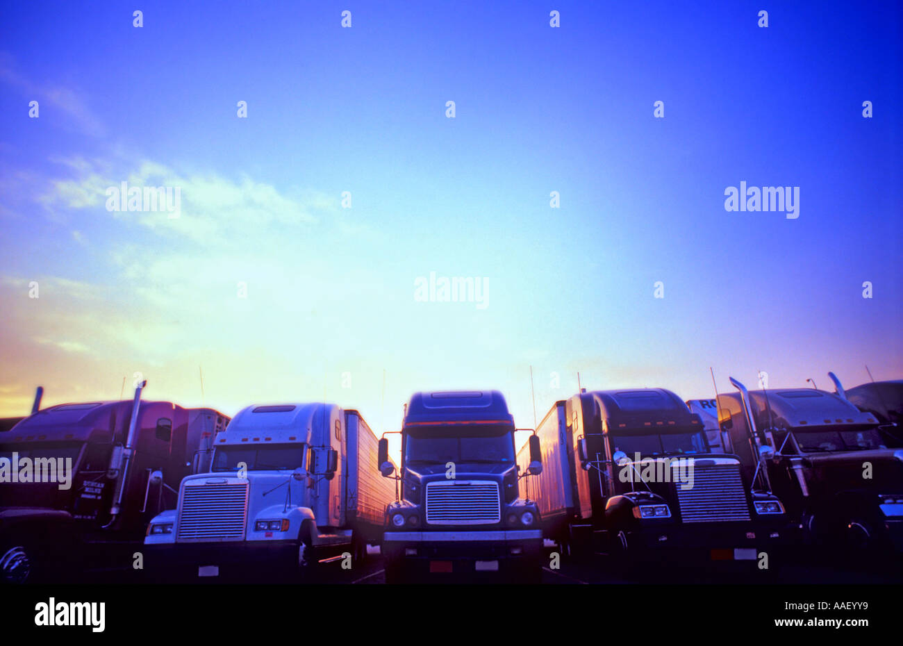 Une file de camions à l'arrêt de camion Banque D'Images