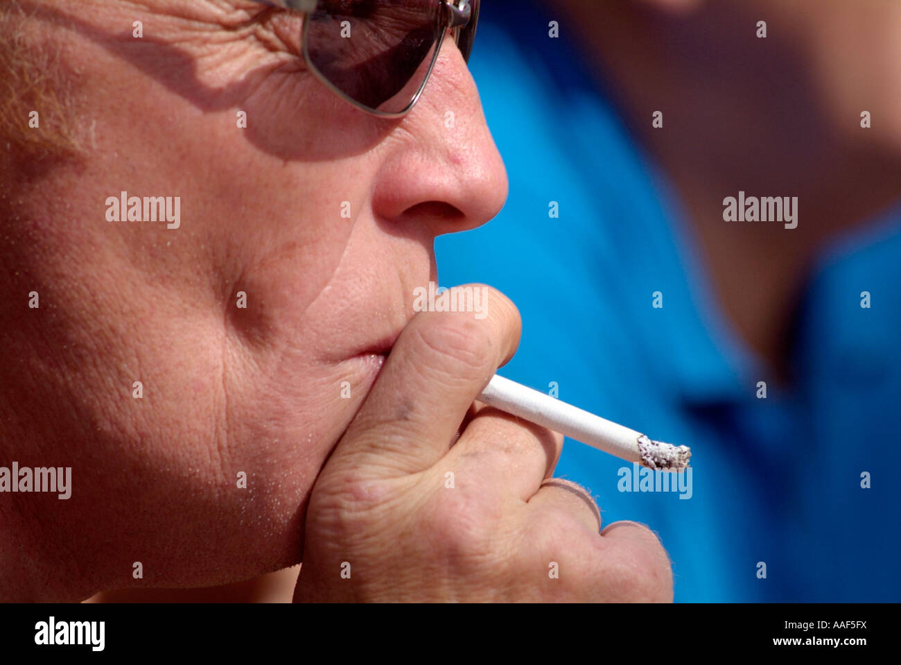 Man smoking cigarette Banque D'Images