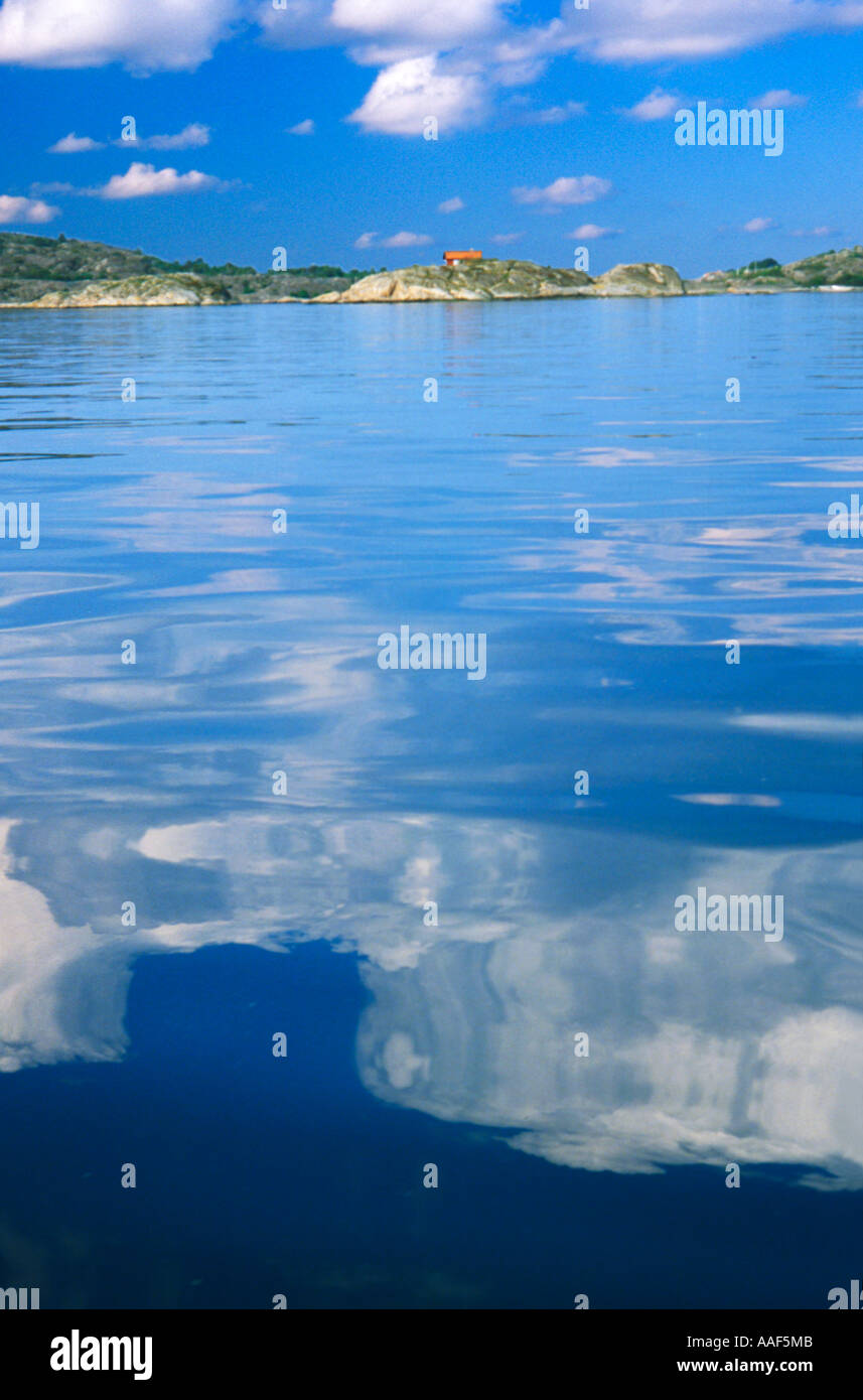 Calme plat sur la mer avec des reflets de nuages au sud de l'archipel de Gothenburg Suède Banque D'Images