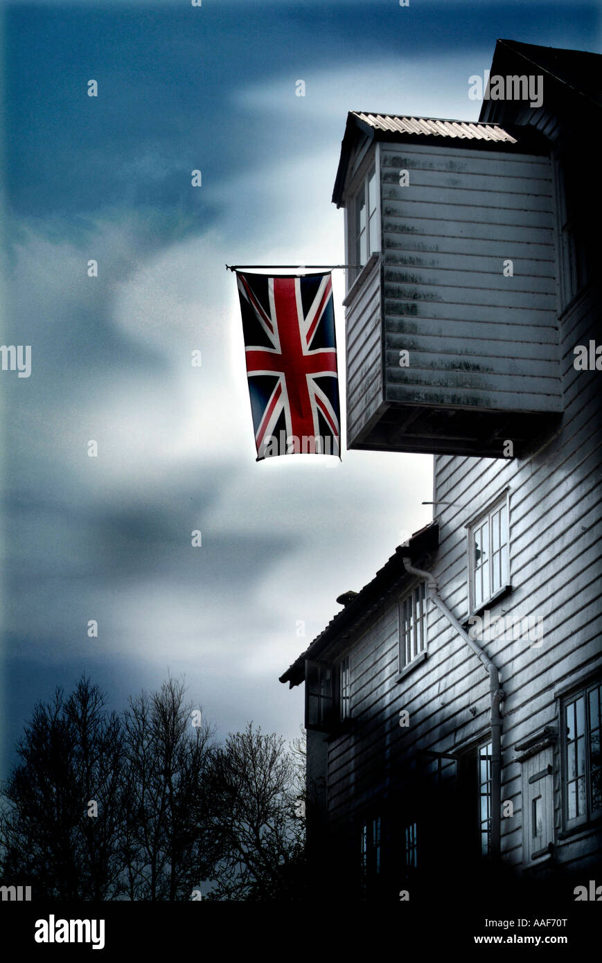 Union Jack hanging from Old Mill House Banque D'Images