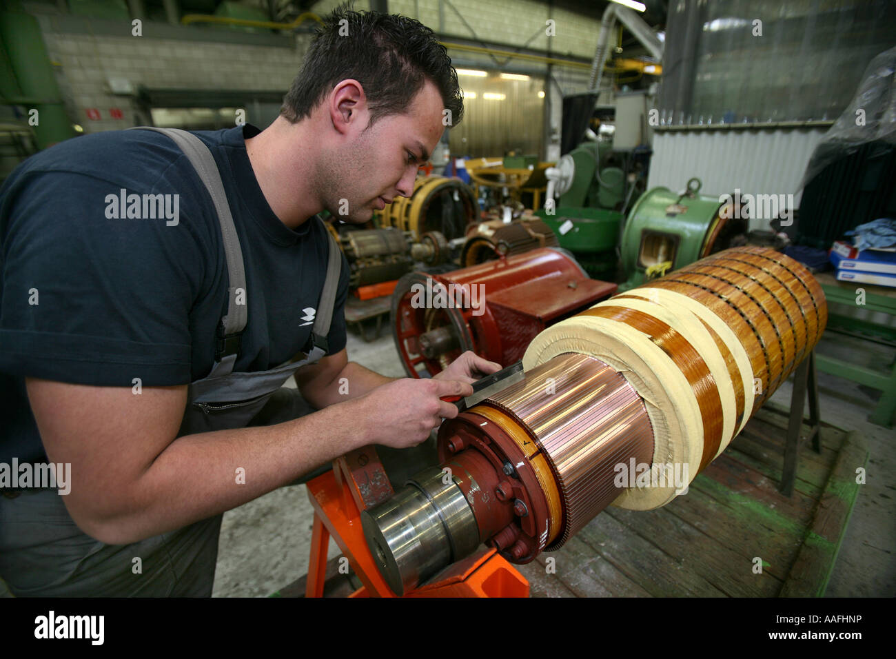 L'entretien et la construction d'un atelier où ils réparent les moteurs électro usage éditorial uniquement aucune publicité négative Banque D'Images