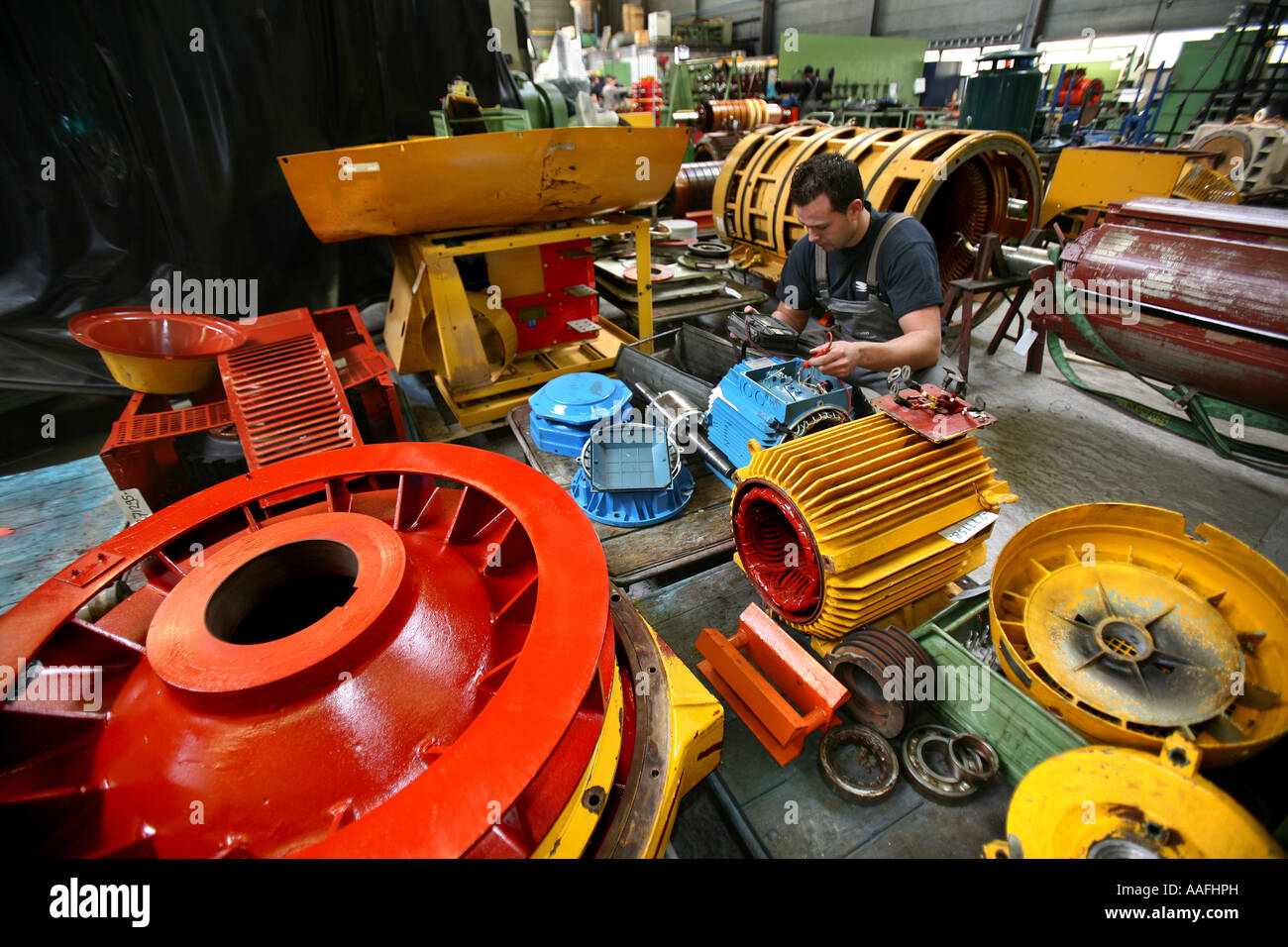 L'entretien et la construction d'un atelier où ils réparent les moteurs électro usage éditorial uniquement aucune publicité négative Banque D'Images