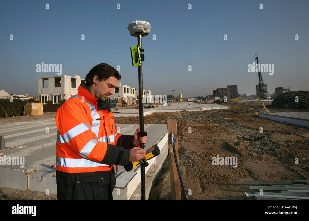 Surveyor au travail il enregistre les frontières de propriétés de terre usage éditorial uniquement aucune publicité négative Banque D'Images