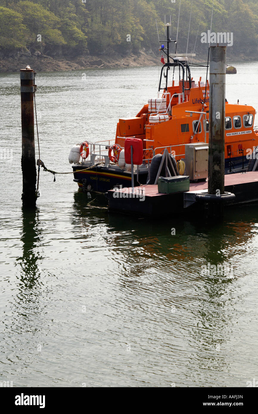 Un bateau amarré au ponton, Fal, l'estuaire de Fowey, Cornwall, UK. Banque D'Images