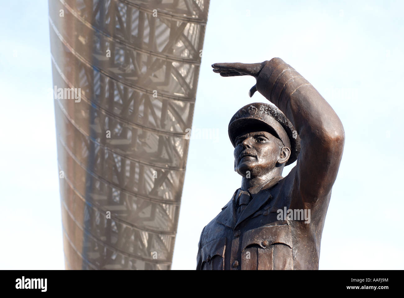 Statue de Sir Frank Whittle Whittle et Arch, Millennium Place, Coventry, West Midlands, England, UK Banque D'Images