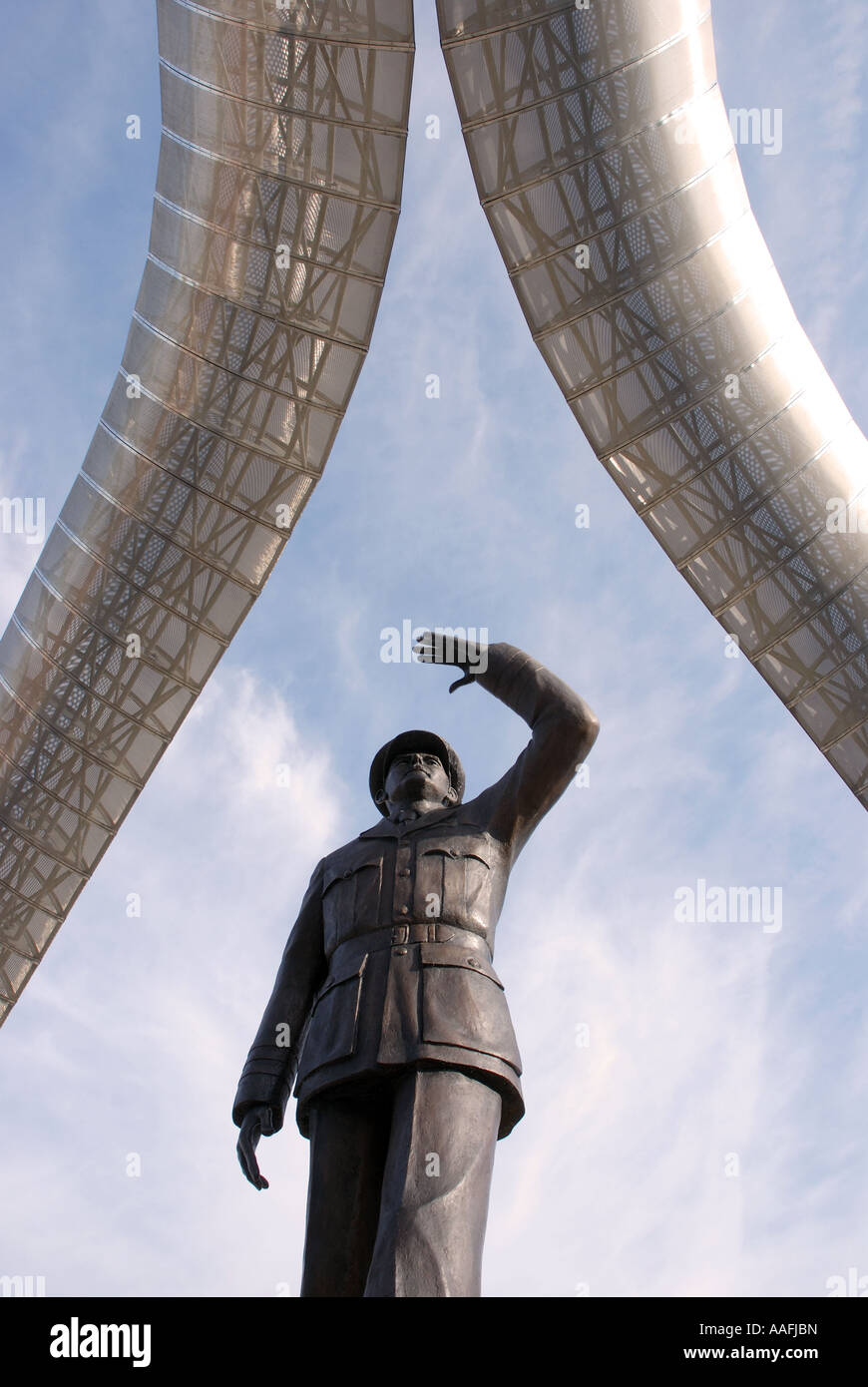 Statue de Sir Frank Whittle Whittle et Arch, Millennium Place, Coventry, West Midlands, England, UK Banque D'Images