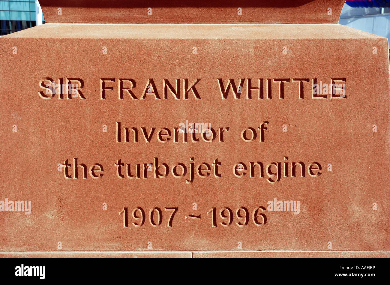 Inscription sur la statue de Sir Frank Whittle, Millennium Place, Coventry, West Midlands, England, UK Banque D'Images