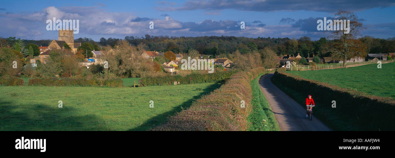La route de Milborne Port sur une soirée d'automne Dorset England UK Banque D'Images