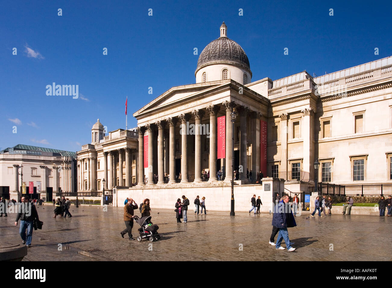 La National Gallery de soleil du printemps et les touristes à Trafalgar Square London Banque D'Images