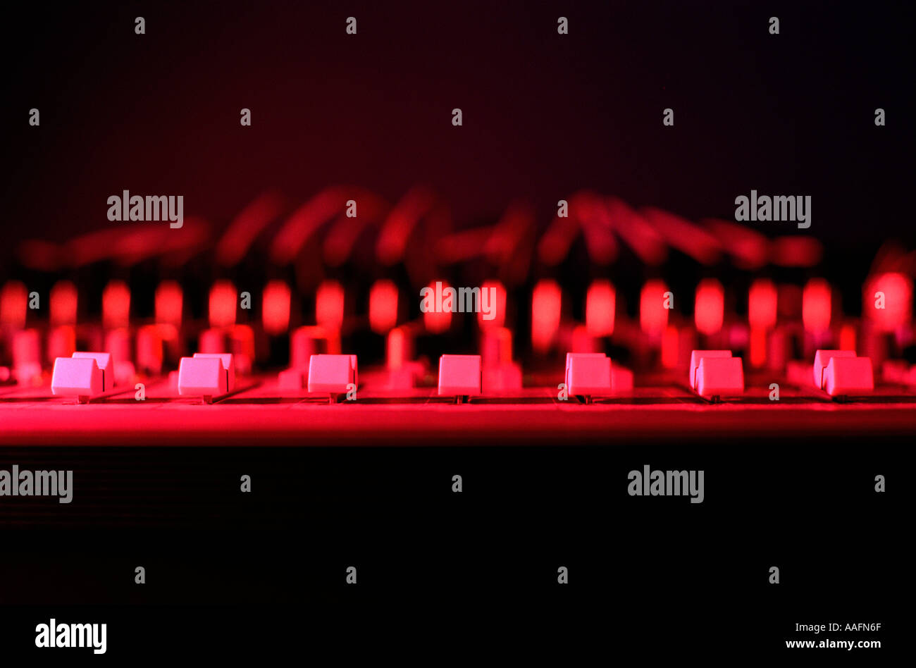 Un bureau d'enregistrement dans un studio d'enregistrement avec le feu rouge Banque D'Images