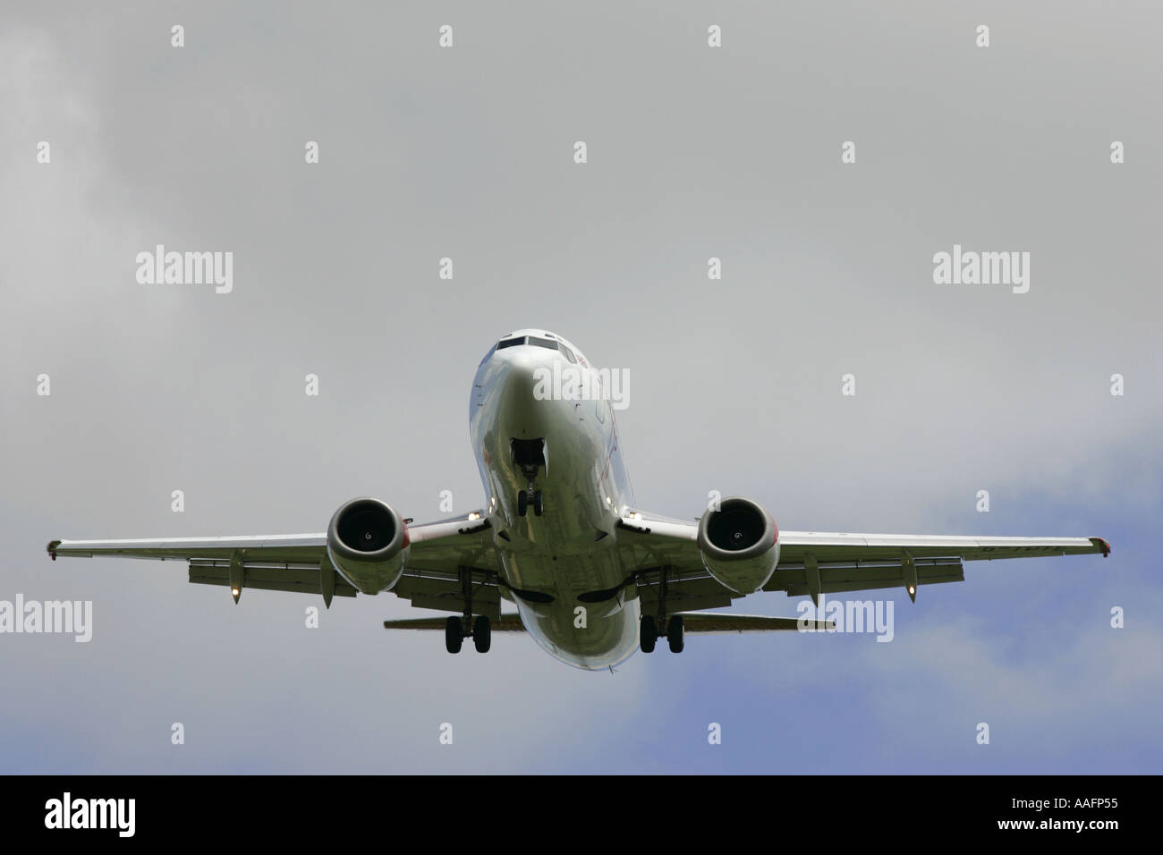 Boeing 737 approche sur l'aéroport international de Belfast aldergrove county antrim Irlande du Nord Banque D'Images