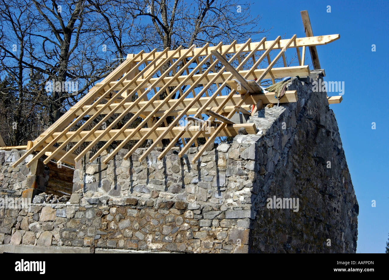 Restauration de la charpente d'une maison de campagne. Banque D'Images