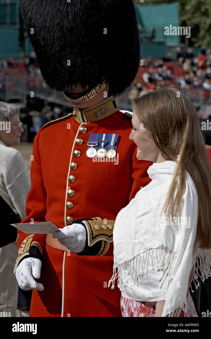 Grenadier Guards d'aider l'agent détenteur du billet à Sa Majesté la Reine de la parade d'anniversaire Banque D'Images