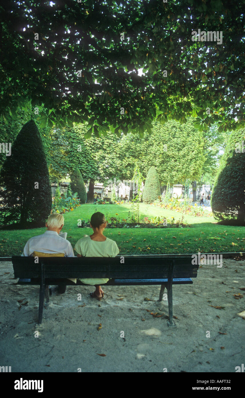 Âgés de 50 55 60 65 années vieux couple dans un parc de paris entre les branches des arbres Banque D'Images